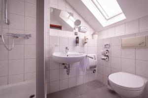 莫尔斯欧米茄酒店的一间带水槽和卫生间的浴室以及窗户。