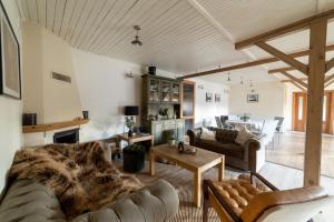 Guest house in Dobele city center- Pilsētas Māja的休息区