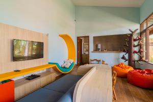 阿奎拉兹卡梅尔查姆度假村的带沙发和电视的客厅