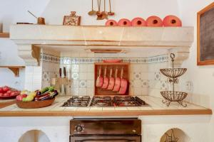 Concourson-sur-LayonChateau de la Vigne的厨房配有带一碗水果的炉灶