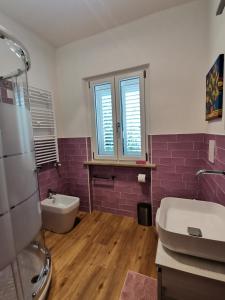 西尼加利亚Appartamento Calypso的浴室配有卫生间、盥洗盆和浴缸。