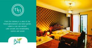 库塔伊西Hotel History的一张带两张床的卧室的照片和标志