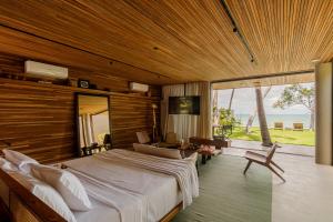 泰巴Carmel Taíba Exclusive Resort的一间带大床的卧室,享有海景