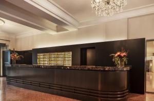 慕尼黑沃尔夫伊甸酒店的酒店大堂设有酒吧和吊灯