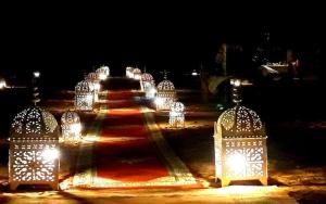 姆哈米德Chigaga Luxury Camp的夜间有灯光的通路