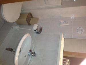 汉诺威市场教堂酒店的浴室配有白色水槽和卫生间。