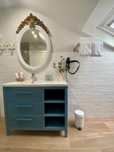 坎巴多斯Villaprado的浴室设有蓝色梳妆台和镜子