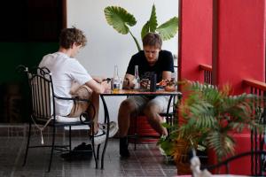 瓦哈卡市唐马里奥旅馆的坐在餐厅桌子上的两个人