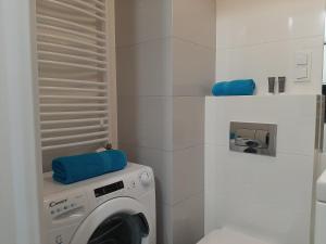 华沙Apartament Pianista的白色浴室内的白色洗衣机
