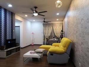 史里肯邦安Sweet Home Silk Sky Residence Balakong Seri Kembangan的客厅设有黄色沙发和电视