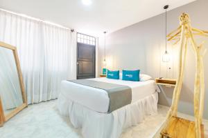 巴耶杜帕尔Ayenda Casa Paulina的卧室配有带蓝色枕头的大型白色床