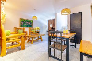 巴耶杜帕尔Ayenda Casa Paulina的客厅配有木桌和黄色椅子