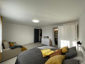 戈尔亚泰托Innerpeace Vendégház的一间卧室配有一张带黄色枕头的大床