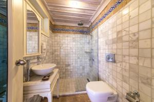马尔马里斯佩图亚康纳克精品酒店的一间带卫生间和水槽的浴室