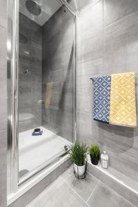 都柏林Yugo Explore - Ardcairn House的带淋浴和浴缸的浴室