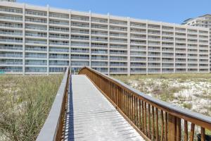 纳瓦拉Navarre Beach Regency 308的通往大型建筑的木制走道