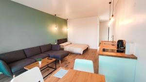 考纳斯K-Town - Apartments ViaBaltic Kaunas的客厅配有沙发和桌子