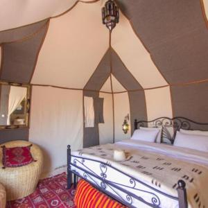 梅尔祖卡Berber Soul luxury Camp的帐篷内一间卧室,配有一张床