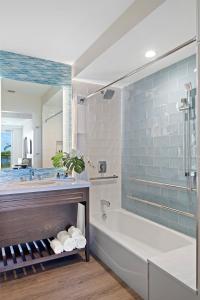 The Capitana Key West的一间浴室