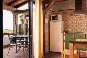 扎霍拉Placer de Meca的带冰箱的厨房和阳台桌子