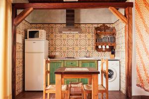 扎霍拉Placer de Meca的厨房配有桌子和洗衣机。