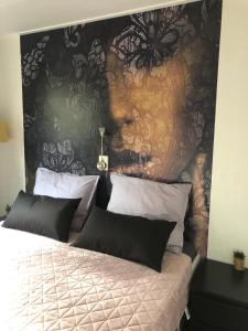 洪德洛Chalet Bosrand 42 Park Veluwshof 6 p的一间卧室配有一张黑色和金色墙壁的床