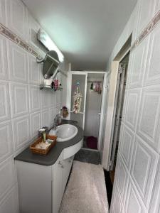 海法罗莎住宿加早餐旅馆的白色的浴室设有水槽和镜子