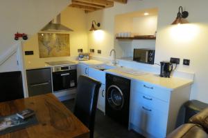 毕晓普奥克兰Farthing Cottage的一个带水槽和洗碗机的厨房