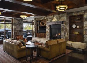 特拉基Hyatt Vacation Club at Northstar Lodge的客厅设有两张沙发和一个壁炉