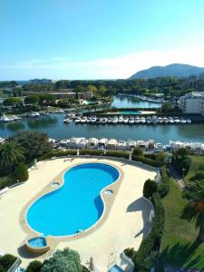曼德琉-拉纳普勒Lovely Appartment Cannes Marina的享有带大型游泳池的度假村的空中景致