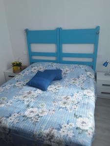 阿尔玛·迪·塔吉亚Casa Tulina Appartamenti的一张带蓝色棉被和蓝色枕头的床