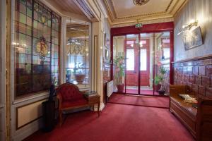 帕米耶hotel de la paix的一间红色椅子和红地毯的房间
