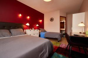 帕米耶hotel de la paix的一间卧室配有两张床和一张书桌