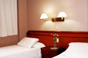 布宜诺斯艾利斯锦绣酒店的酒店客房带两张床和花瓶