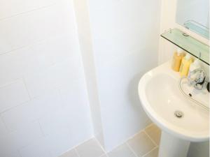 首尔首尔站酒店的白色的浴室设有水槽和淋浴。