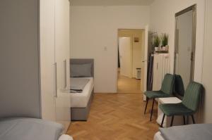 慕尼黑New City Center Stays 2的一间卧室配有一张床和两张绿色椅子