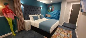都柏林The Gate Hotel的一间卧室配有一张蓝色墙壁的床