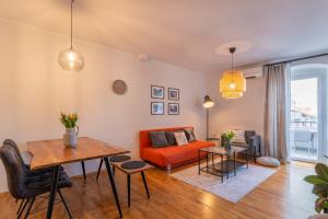 波雷奇City Garden Apartment的客厅配有橙色沙发和桌子