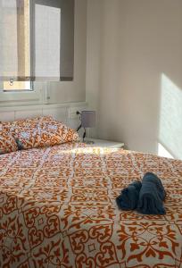 梅利利亚Precioso apartamento a 50 metros de la playa的一间卧室配有一张大床和蓝色枕头