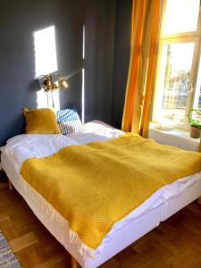 孙讷FärgLabbets Bed and Breakfast的一间卧室配有一张黄色毯子床