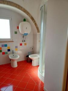 PomaricoLa casetta的浴室设有2个卫生间和水槽