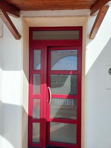 PomaricoLa casetta的房屋内有扇窗户的红色门