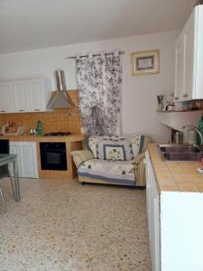 PomaricoLa casetta的带沙发的客厅和厨房