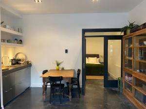 阿姆斯特丹Amstel Boutique Studio的一间带桌椅的厨房和一间卧室