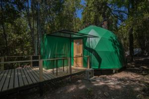 拉恩塞纳达Cabañas Ensenada Bosque Nativo的木制甲板上的绿色帐篷
