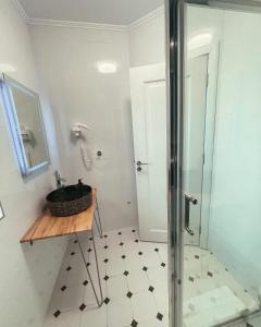 布朗Transylvania Mountain View CDI的一间带水槽和淋浴的浴室