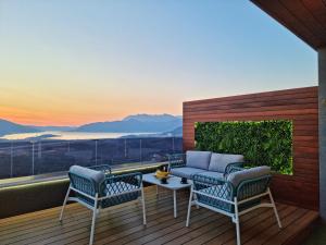 科托尔Villa Preciosa的阳台配有沙发和椅子,享有日落美景