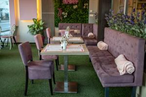 尼什罗特斯戈尔尼酒店的一间带桌椅和鲜花的餐厅