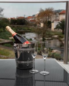 维亚纳堡石桥酒店的桌子上放有一瓶葡萄酒和两杯酒