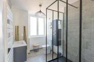埃佩尔奈Villa des Arts的带淋浴、卫生间和盥洗盆的浴室